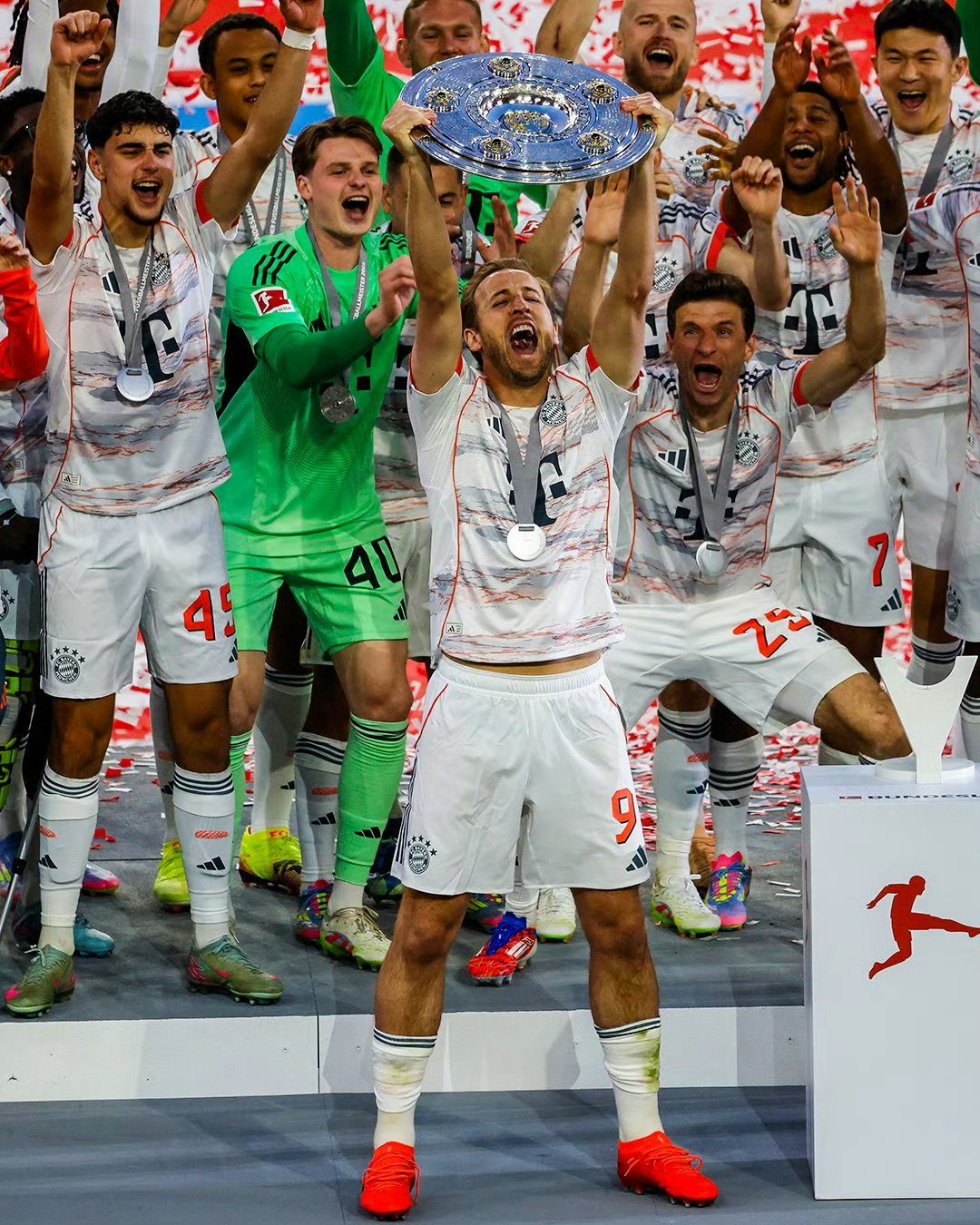 凯恩连续十二场比赛得分超过领先优势明显，曼联不断突破！观众掌声雷动的简单介绍