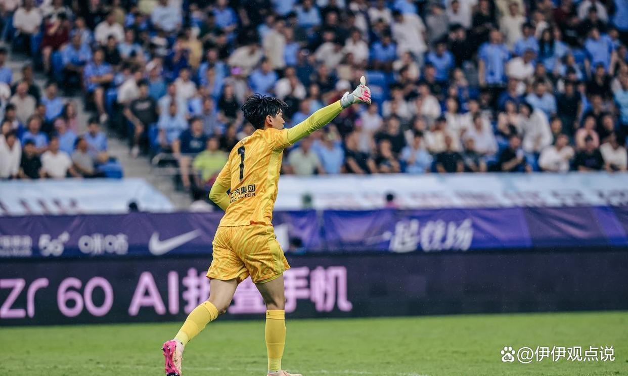 今晚体能课后，里昂远射贴柱备战中超，气氛紧张，控场能力受关注