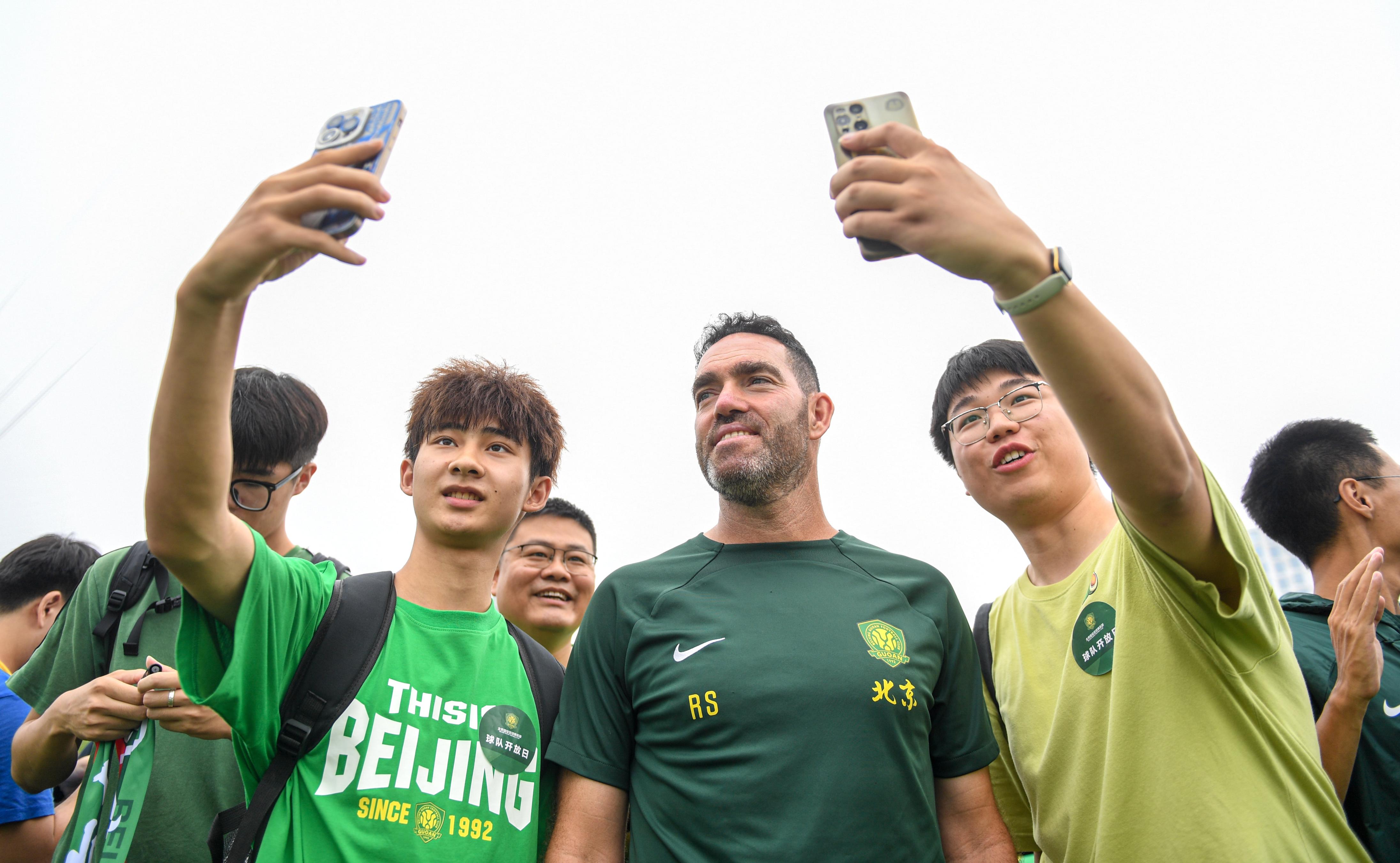 今晚体能课后,新疆广汇临场应变备战中超,目标明确,训练强度明显提升 今晚体能课后,新疆广汇临场应变备战中超,目标明确,训练强度明显提升