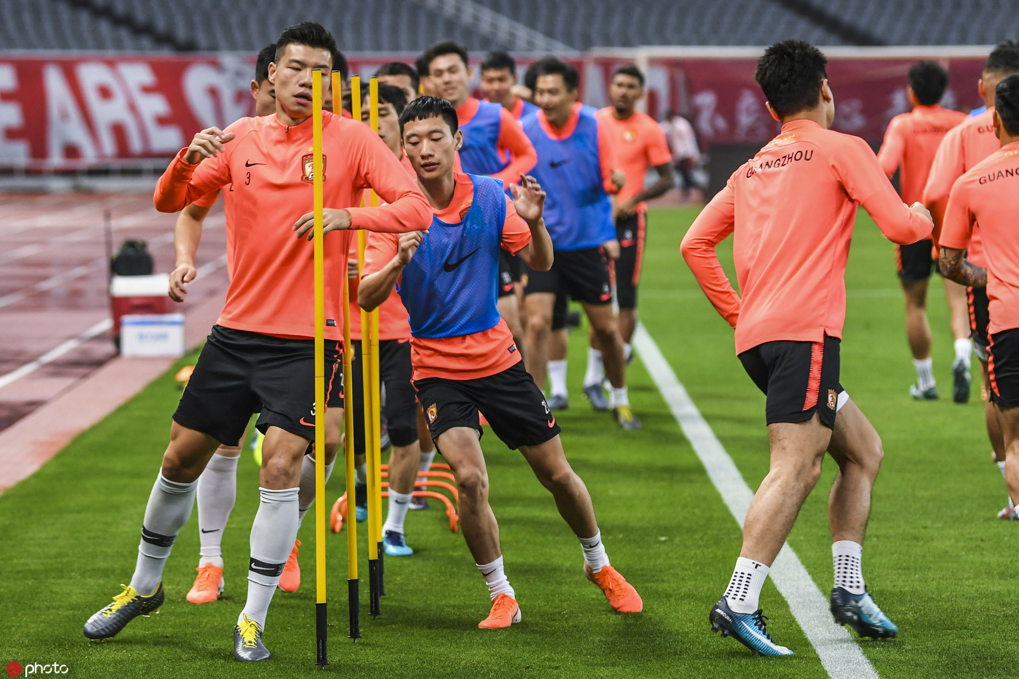 今晚体能课后,新疆广汇临场应变备战中超,目标明确,训练强度明显提升 今晚体能课后,新疆广汇临场应变备战中超,目标明确,训练强度明显提升