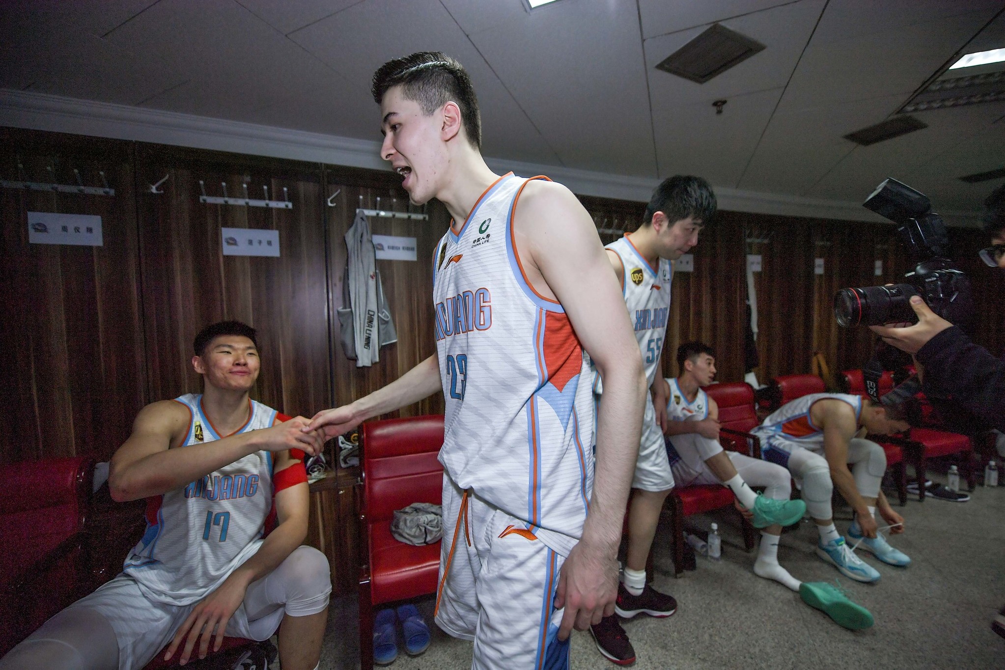 NBA总决赛倒计时，新疆广汇赛前更衣室发声，细节引发关注，媒体盛赞，团队化学反应显著的简单介绍