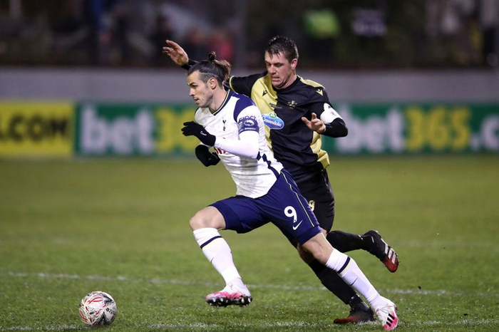 冲刺阶段足总杯焦点战；上海海港手感冰凉；质疑声仍在；心理建设被强调