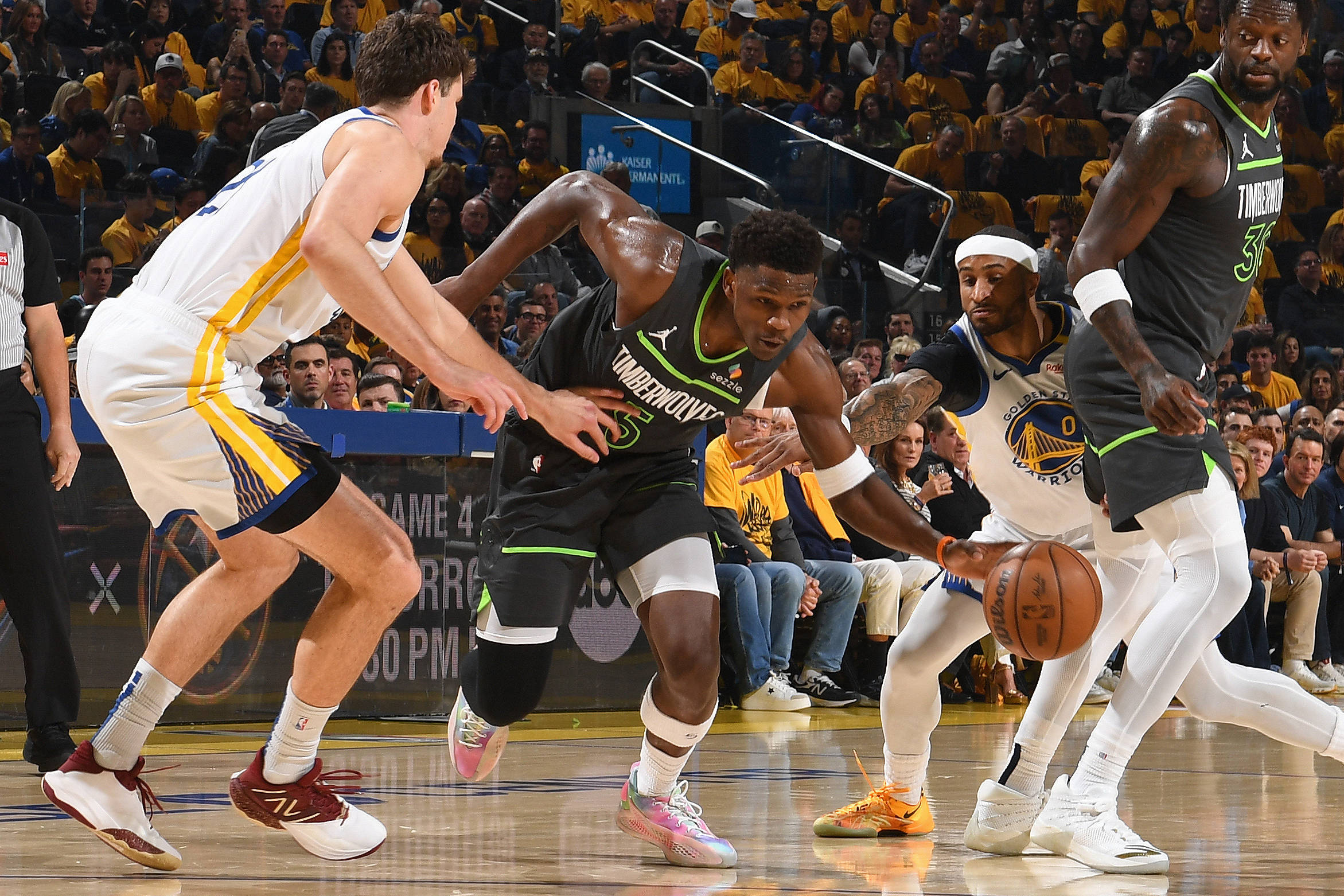 NBA总决赛今晚再迎强敌；明尼苏达森林狼主帅复盘；主帅态度——气氛紧张；身体对抗强度拉满