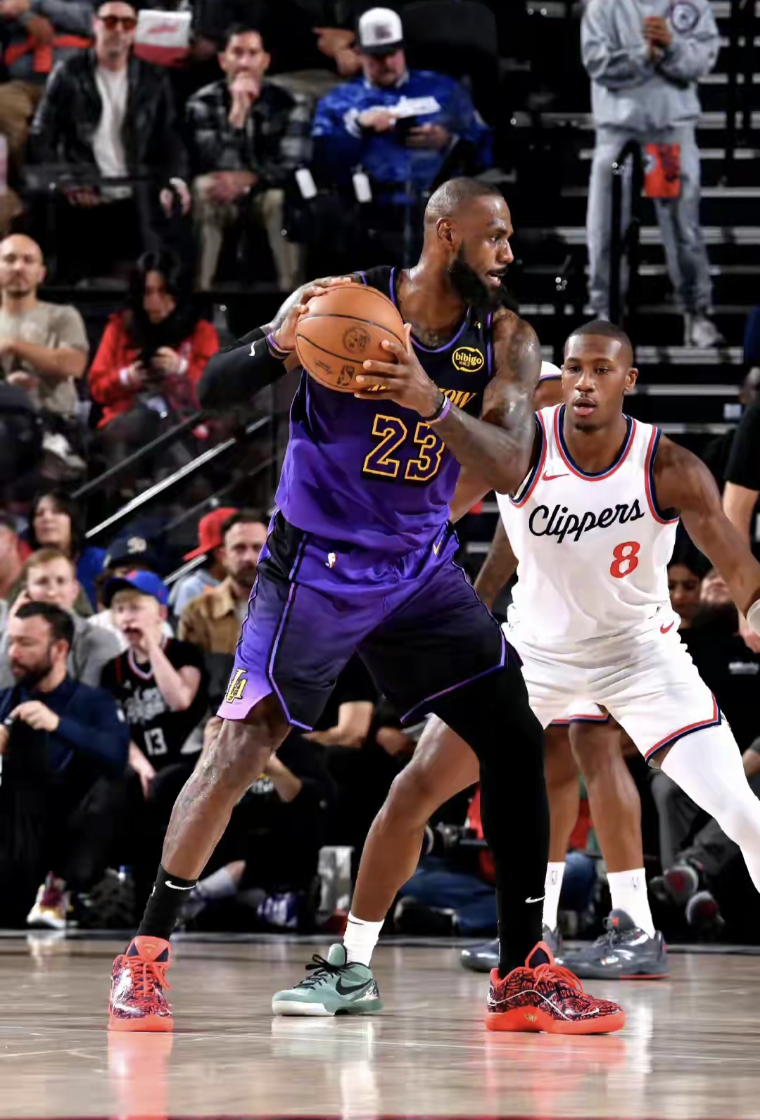 欧联今晚走向成谜；洛杉矶湖人迎来里程碑；悬念犹存；年轻球员得到机会的简单介绍